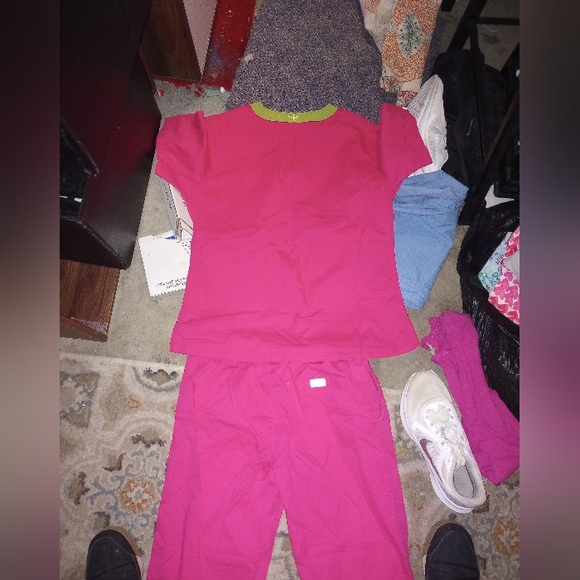 Med Couture pant scrubs and 3 scrub tops size small - Picture 13 of 16